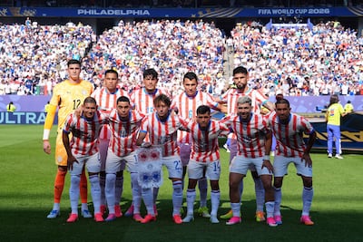 Jugadores de Paraguay forman este sábado, en un partido por los octavos de final del Mundial de la FIFA 2026 entre Paraguay y Francia en el estadio de Filadelfia (Estados Unidos).