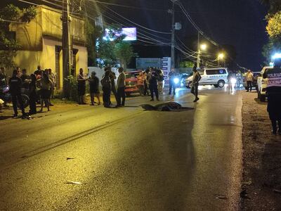 Un motociclista de 22 años murió esta madrugada tras chocar frontalmente contra otro biciclo.