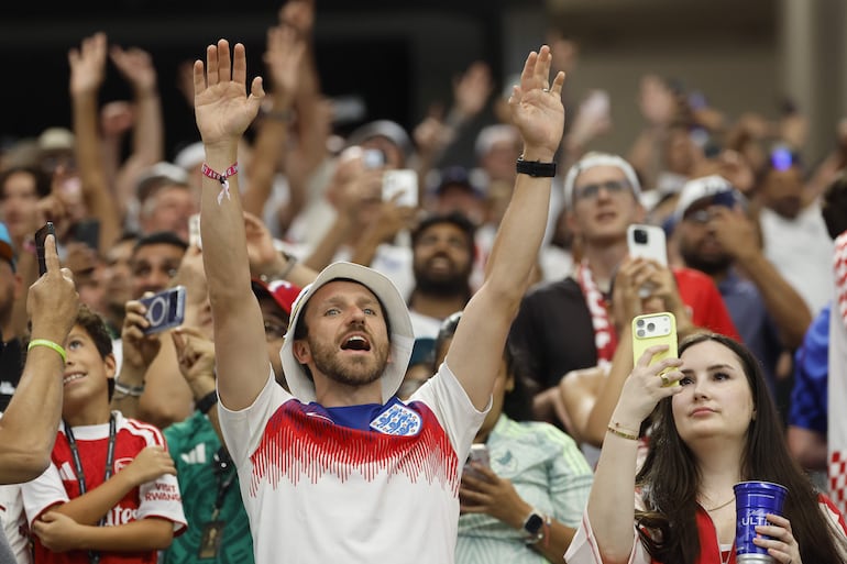 La hinchada "viral": el festejo de Inglaterra al ritmo de "Wonderwall" tras vencer a Croacia - Soy un viral