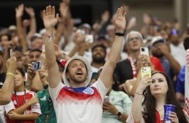 17/06/2026.- Aficionados de Inglaterra celebran, en un partido del grupo L del Mundial de la FIFA 2026 entre Inglaterra y Croacia en el estadio AT&T en Dallas (EE.UU.).