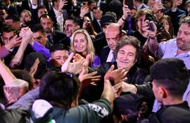Javier Milei (centro) recibe el saludo de sus seguidores tras las elecciones legislativas del domingo.