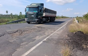 El deterioro de la ruta PY 04 Gral. José Eduvigis Díaz se agrava en varios tramos y genera constantes reclamos de transportistas y pobladores.