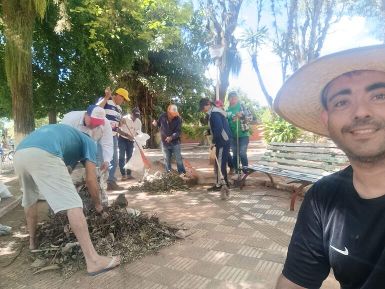 Mientras funcionarios de la municipalidad de San Pedro de Ycuamandyyú denuncian que llevan hasta ocho meses sin cobrar, ciudadanos se autoconvocan para realizar trabajos de limpieza