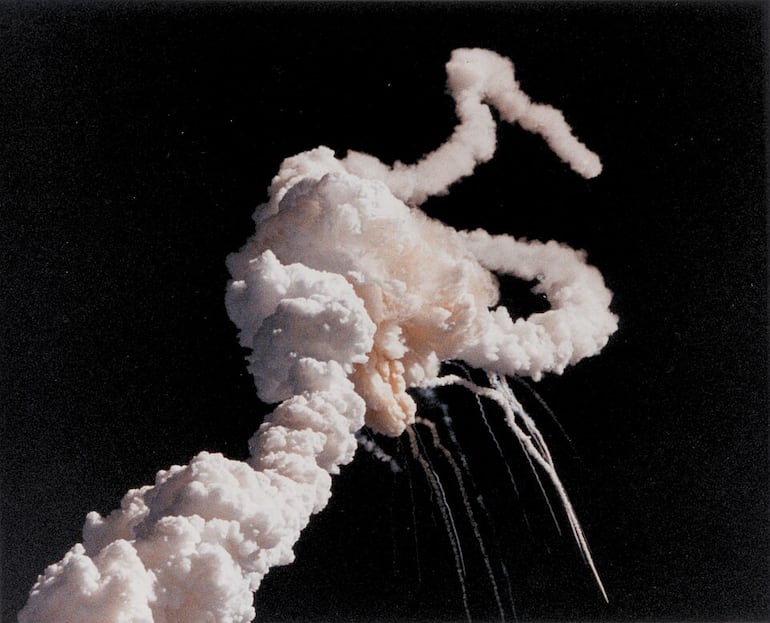 El transbordador espacial Challenger se desintegra 73 segundos después del lanzamiento, el 28 de enero de 1986.