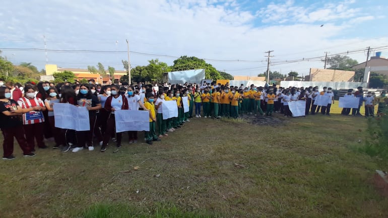 En la escuela San Pedro Apóstol también se movilizan, piden aulas y rubros para docentes