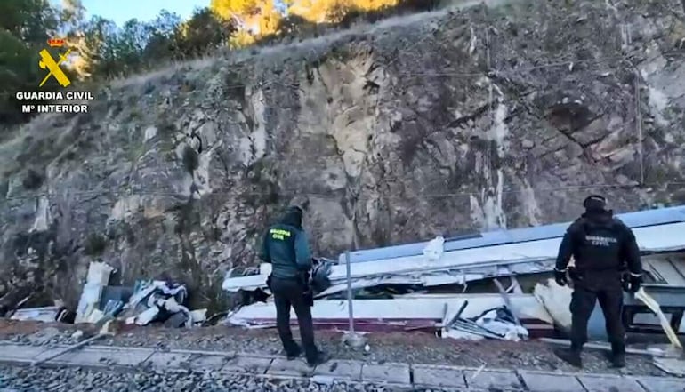 Captura Imágenes de la búsqueda de evidencias que puedan servir para la identificación de víctimas e investigación del accidente ferroviario en Adamuz (Córdoba) en el que al menos 39 personas han muerto y un centenar han resultado heridas, es el cuarto siniestro ferroviario más grave registrado en España.