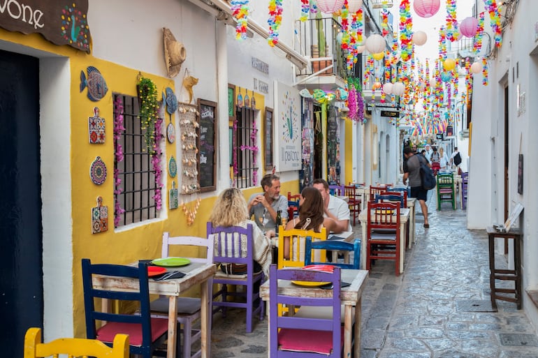 Personas en un restaurante del centro de la ciudad de Ibiza, España.
