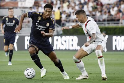 Jude Bellingham (i) intenta superar la marca de Rade Krunic, del AC Milan, durante el partido que Real Madrid ganó 3-2.