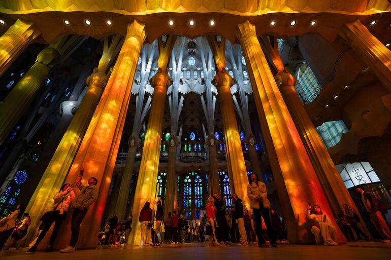 Turistas visitan la Basílica de la Sagrada Familia, del arquitecto español Antoni Gaudí, en Barcelona, el 3 de febrero de 2026.