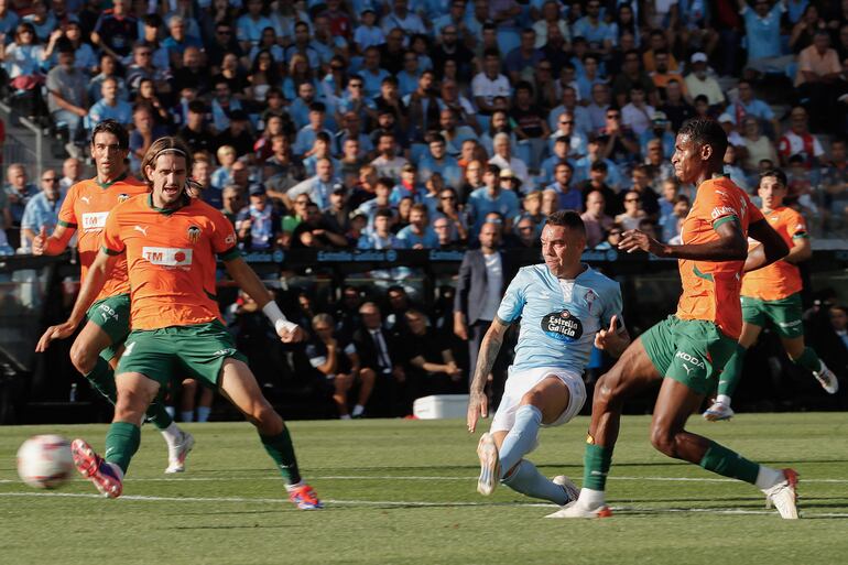VIGO (PONTEVEDRA), 23/08/2024.- El delantero del Celta Iago Aspas (2-d) chuta para marcar el segundo gol ante el Valencia, durante el partido de Liga en Primera División que Celta y Valencia CF disputan este viernes en el estadio de Balaídos, en Vigo. EFE/Salvador Sas

