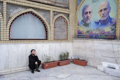 Un joven reza este sábado, durante el entierro del almirante Ali Shamjani en el Mausoleo de Saleh en la norteña plaza Tajrish de Teherán.