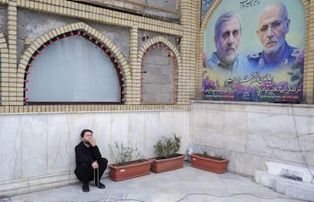 Un joven reza este sábado, durante el entierro del almirante Ali Shamjani en el Mausoleo de Saleh en la norteña plaza Tajrish de Teherán.