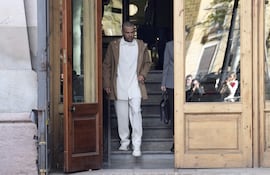 El futbolista Dani Alves, en libertad provisional desde el pasado lunes, a su salida de la Audiencia de Barcelona donde se ha presentado ante la secretaría de la sección 21 de la Audiencia de Barcelona, en la primera de las comparecencias semanales que le impuso el tribunal al fijar una fianza de un millón de euros para permitirle salir de la prisión.