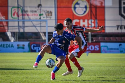 El delantero del Sportivo Carapeguá, Ángelo Cabrera domina el esférico ante la marca cercana del latera de Atlético Tembetary, Víctor Barrios. (Foto: @IntermediaAPF)