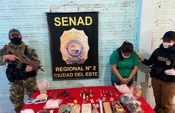 Tania Isabel Mareco Melgarejo, pareja del "dueño" del negocio ilícito, quedó detenida. En la imagen aparece con algunas de las evidencias incautadas.