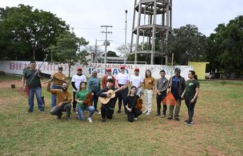 Voluntarios de Coca-Cola Paresa se unieron a la Orquesta de Cámara Ñemby y la Comisión Pro-Plaza 15 de Mayo, para limpiar la plaza del barrio Vista Alegre, en Ñemby.