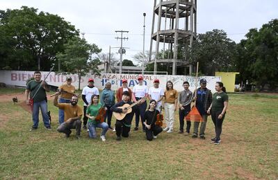 Voluntarios de Coca-Cola Paresa se unieron a la Orquesta de Cámara Ñemby y la Comisión Pro-Plaza 15 de Mayo, para limpiar la plaza del barrio Vista Alegre, en Ñemby.