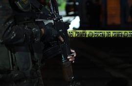 Imagen ilustrativa: un integrante del Ejército de Guatemala custodia una zona donde ocurrió un ataque armado que dejó dos fallecidos y un herido.
