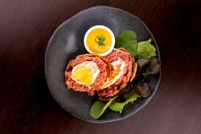 Huevos a la escocesa, con ensalada y mostaza.