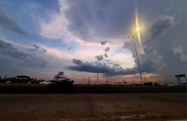 Clima pronóstico verano calor cielo temperatura nublado nubes atardecer Costanera Norte Asuncion