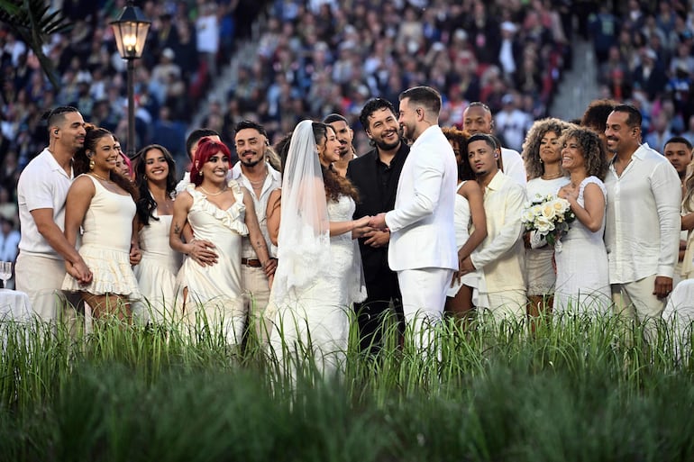 Así fue la boda durante la actuación del cantante puertorriqueño Bad Bunny durante el Super Bowl LX. (JOSH EDELSON / AFP)