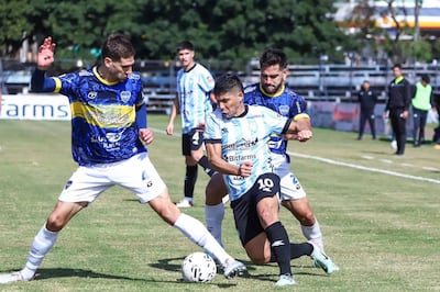 El referente albiceleste, Carlos "Lito" Duarte intenta filtrarse entre las marcas de los defensores Jesús Asta y Víctor González. (Foto: APF)