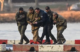 FOTODELDÍA STXX07. NUEVA YORK (ESTADOS UNIDOS), 05/01/2026.- El presidente de Venezuela, Nicolás Maduro (2-i) y su esposa, Cilia Flores (d), llegan al helipuerto de Wall Street este lunes, para ser traslados al tribunal federal en Nueva York (EE.UU.). EFE/ Stringer