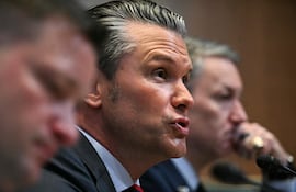 Pete Hegseth (C), secretario de Defensa de Estados Unidos, comparece ante el Congreso.