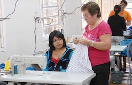El 35,4% de los trabajadores privados percibe ingresos inferiores al SMLV, el 22,0% un salario equivalente y el 42,6% supera ese nivel.