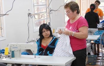 El 35,4% de los trabajadores privados percibe ingresos inferiores al SMLV, el 22,0% un salario equivalente y el 42,6% supera ese nivel.