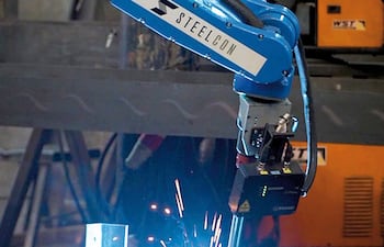 Robótica industrial posiciona a Steelcon