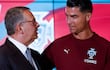 El presidente de Portugal, António José Seguro entregando la bandera de la nación al capitán y máximo referente de la selección lusa, Cristiano Ronaldo. (Foto: @selecaoportugal)
