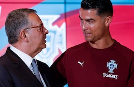 El presidente de Portugal, António José Seguro entregando la bandera de la nación al capitán y máximo referente de la selección lusa, Cristiano Ronaldo. (Foto: @selecaoportugal)