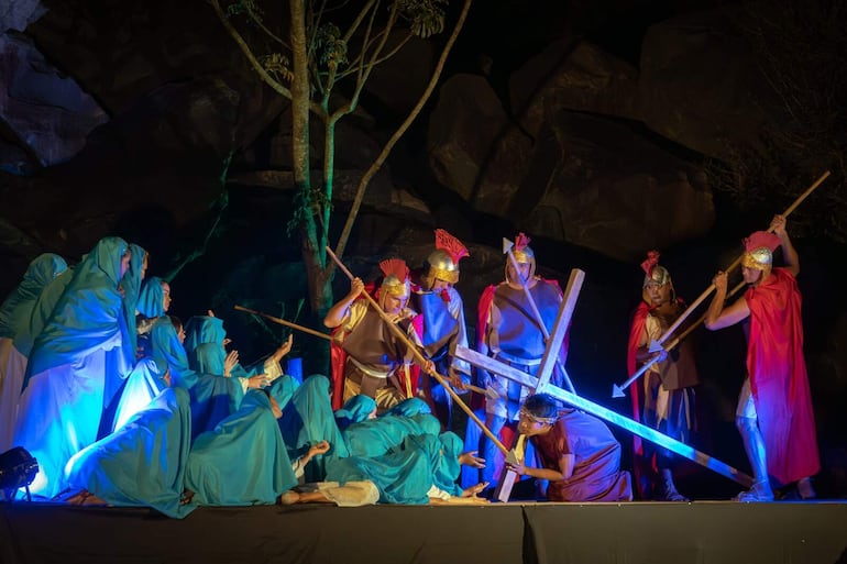 En Acahay se preparan para presentar los cuadros vivientes de la pasión de Jesús, al pie del cerro Acahay.