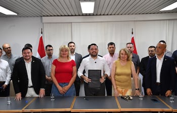 El intendente de Asunción (c), Luis Bello (ANR:-HC), posa con concejales oficialistas que aprobaron el préstamo para pagar a los jubilados.