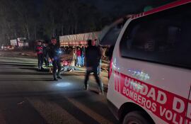 La víctima, tendida en la pista de la Ruta PY-05 tras el accidente, policías aíslan la escena.