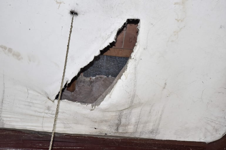 El cielorraso del primer grado, en pésimo estado.