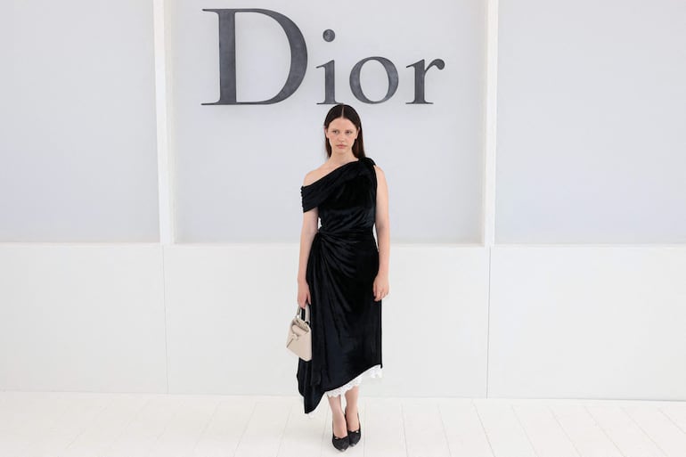La actriz británica Mia Goth tampoco se perdió la presentación de la nueva colección femenina de Christian Dior. (Xavier GALIANA / AFP)