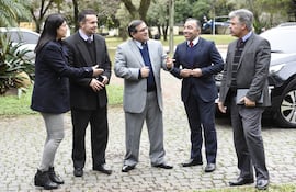 De izq. a der.: la asesora jurídica de la Presidencia, Mónica Seifart; Carlos Arregui, el exfiscal René Fernández, Emilio Fúster y Arnaldo Giuzzio, ayer a la mañana en Mburuvicha Róga.