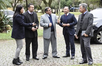 De izq. a der.: la asesora jurídica de la Presidencia, Mónica Seifart; Carlos Arregui, el exfiscal René Fernández, Emilio Fúster y Arnaldo Giuzzio, ayer a la mañana en Mburuvicha Róga.