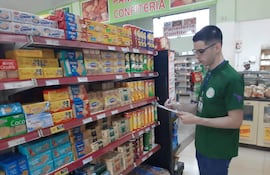 Un estudiante de la Universidad Nacional del Este cuando recolectaba datos de los precios de los artículos de la canasta básica familiar.