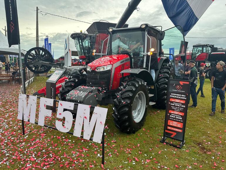 El MF 5M es un tractor versátil, robusto y confiable, ideal para el trabajo diario en el campo.