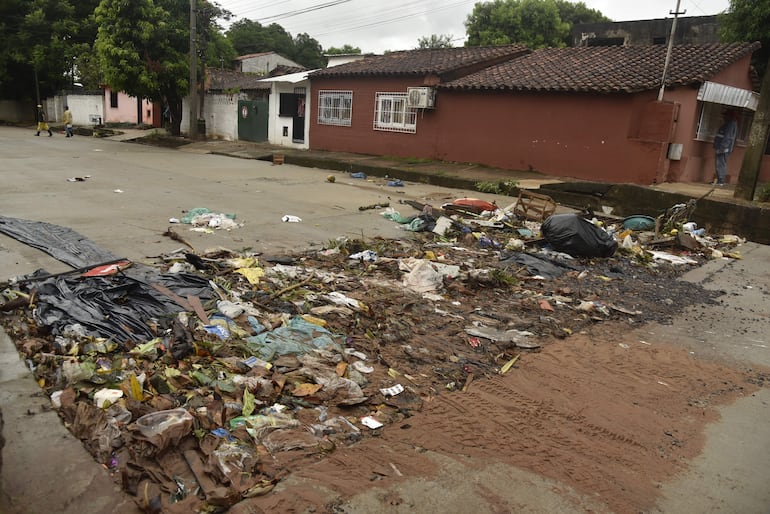 La basura y los escombros del propio proyecto de San Pablo cubrieron los desagües sobre Baldomero Ruiz.