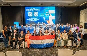 Grupo de médicos paraguayos que participaron del XXI Congreso Latinoamericano de Nefrología e Hipertensión, celebrado del 27 al 30 de agosto en Guayaquil, Ecuador.