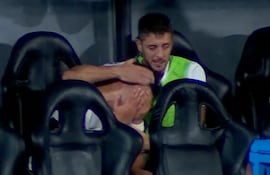 Iván Leguizamón, futbolista de Olimpia, rompe en llanto después de abandonar el campo de juego por lesión en un partido frente a San Lorenzo por la fecha 9 del torneo Apertura 2026 de la Primera División de Paraguay en el estadio Defensores del Chaco, en Asunción, Paraguay.