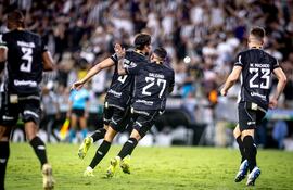 El paraguayo Antonio Galeano (27) saluda a Pedro Raúl, autor del gol de Ceará frente al Flamengo.