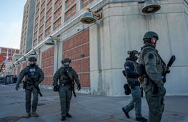 Policías custodian el exterior del Centro Metropolitano de Detención de Brooklyn, Nueva York, donde están recluidos el presidente venezolano Nicolás Maduro y su esposa Cilia Flores.