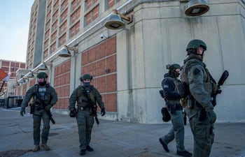 Policías custodian el exterior del Centro Metropolitano de Detención de Brooklyn, Nueva York, donde están recluidos el presidente venezolano Nicolás Maduro y su esposa Cilia Flores.