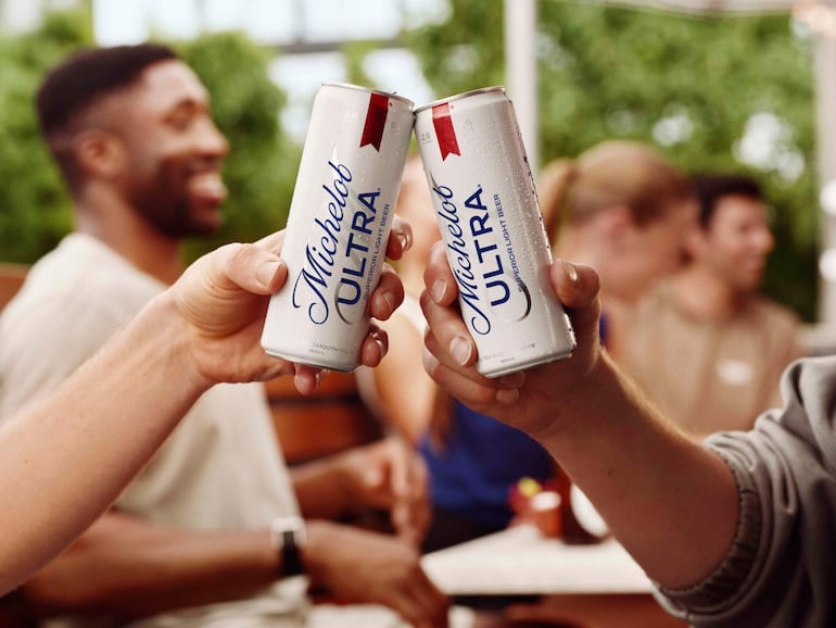 Nacida en Estados Unidos en 2002, Michelob Ultra fue pionera en la categoría de cervezas Ultra y hoy fortalece su liderazgo en el mercado paraguayo.