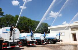 La presentación de los camiones cisternas, contradictoriamente ante la sequía, incluyó demostración con agua